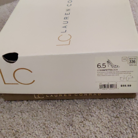 Black Lauren Conrad Flower Cut High Heels NWT 6.5 - Picture 3 of 3